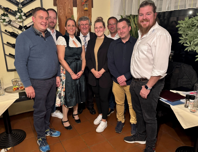 Keine Änderungen gab es bei den turnusmäßigen Vorstandswahlen des Brucker Gewerbeverbandes am 5. November im Ristorante La Campanella. Auch in den nächsten drei Jahren führt Franz Höfelsauer den BDS-Ortsverband an. In ihren Ämtern bestätigt wurden auch Carsten Schuchhardt (2. Vorsitzender), Bastian Kubitza (Schriftführer), sowie die weiteren Vorstandsmitglieder Mike Trommer, Matthias Donner Vitus Würstle Carolin Bals, Martin Alt und Markus Jaekel. 