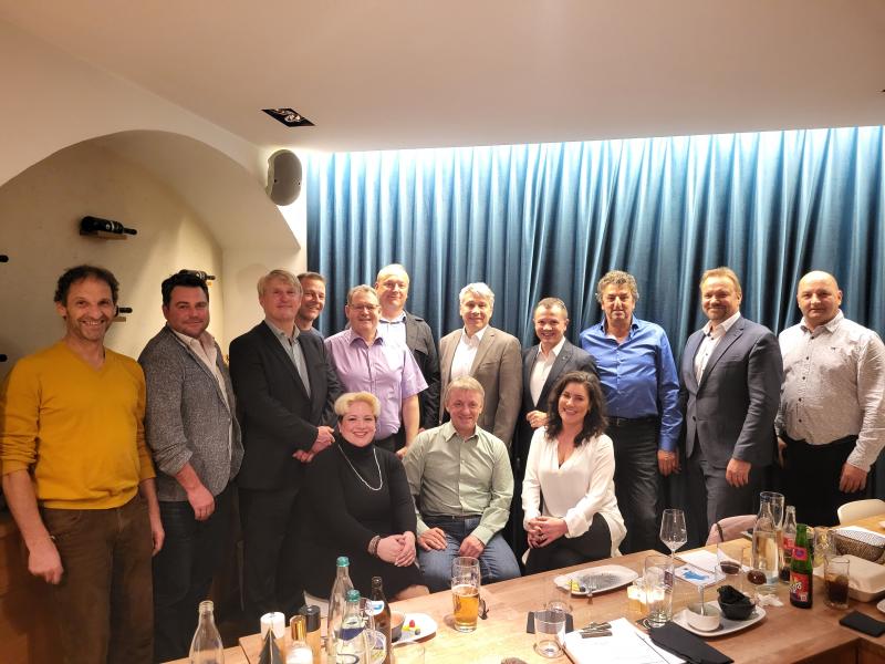 Die Jahresabschlussfeier der Bauinnung Fürstenfeldbruck fand am Freitag, den 22. November 2024 im Restaurant Vierwasser statt. Die gut besuchte Veranstaltung begann mit einer herzlichen Begrüßung durch Obermeister Markus Krabacher, der einen Überblick über die aktuelle Lage am Bau gegeben hat.