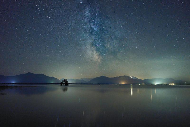 Der Chiemsee bietet eine idyllische Kulisse für Hochzeiten. Umgeben von Bergen und kristallklarem Wasser schafft dieser Ort eine romantische Atmosphäre. Die Landschaft, kombiniert mit einer Vielzahl an einzigartigen Locations und erfahrenen Dienstleistern, macht den Chiemsee zu einem beliebten Hochzeitsziel. Die natürliche Schönheit des Sees und seiner Umgebung eröffnen zahlreiche Möglichkeiten für eine unvergessliche Feier, die den Wünschen des Brautpaares entspricht.