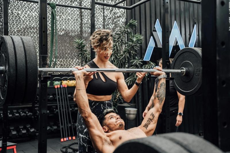 Personal Trainer sind Experten für individuelles Fitnesstraining und bieten einen besonderen Mehrwert gegenüber eigenständigem Training oder Gruppenkursen. Durch maßgeschneiderte Trainingspläne und ganzheitliche Ansätze führen sie ihre Klienten zu einem gesünderen und fitteren Leben. Dabei gehen sie auf die persönlichen Ziele ein und begleiten den gesamten Prozess. Sie fungieren als Motivatoren und Wegbegleiter, die stets an der Seite ihrer Klienten stehen. 