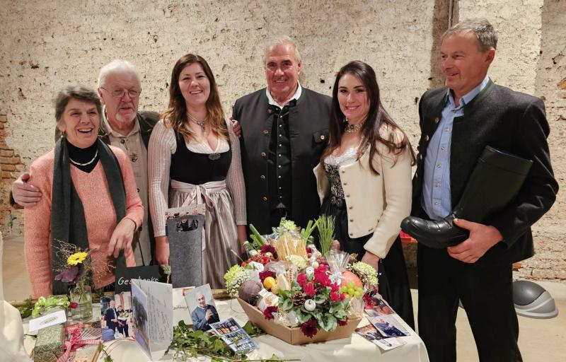 Nach über 35 Jahren als Vorsitzender der Bauernquelle hat Josef Unglert aus Puchheim, sein Amt in jüngere Hände gelegt. Der landwirtschaftliche Direktvermarkterverein, der auch den wöchentlichen Bauernmarkt organisiert, hat jetzt für seinen scheidenden Gründungsvorstand ein zünftiges Fest veranstaltet.