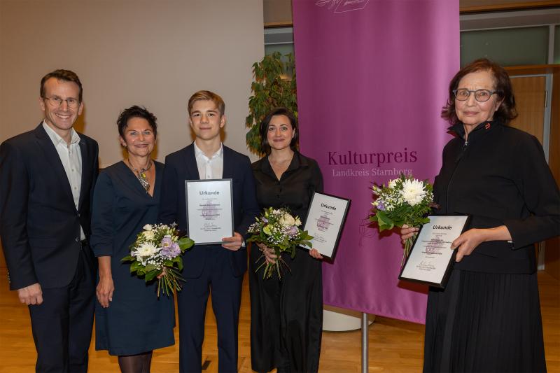 Am Donnerstagabend hat Landrat Stefan Frey die Kulturpreise des Landkreises Starnberg 2024 verliehen. Dokumentarfilmerin Daria Kuschev wurde für ihre feinfühlige Art, mit der sie Menschen und deren Schicksale in den Fokus stellt, mit dem Kulturpreis ausgezeichnet. Der 17-jährige Raphael Christoph wurde mit dem Kulturförderpreis ausgezeichnet. Die Kulturgruppe des Integrationspunktes Weßling (Nachbarschaftshilfe Weßling) unter der Leitung von Ulrike Roos von Rosen erhielt den Anerkennungspreis.