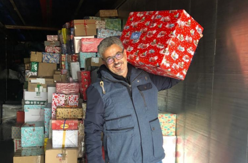 Auch in diesem Jahr sammelt der Verein „Hoffnung für eine neue Generation“  wieder Weihnachtspakete für arme Kinder, bedürftige Familien und alte Menschen in Rumänien.  Außerdem unterstützt er damit 55 Kindergärten. 