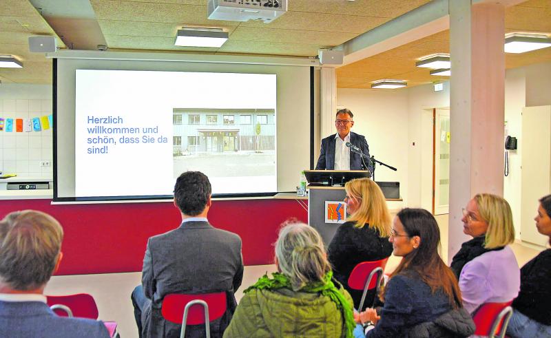 – Der Modulbau für die Pestalozzi-Schule an der Bismarckstraße ist rechtzeitig zum neuen Schuljahr fertig gestellt worden und bietet nun dringend benötigte Räumlichkeiten für das Sonderpädagogische Förderzentrum. Die Pestalozzi-Schule hatte zur Ganztagsbeschulung längere Zeit das Erdgeschoss der alten Landwirtschaftsschule belegt. Dieser Gebäudeteil musste jedoch in Folge eines Wasserschadens und der daraus resultierenden nicht mehr gesicherten Gebäudestatik 2022 gesperrt werden.