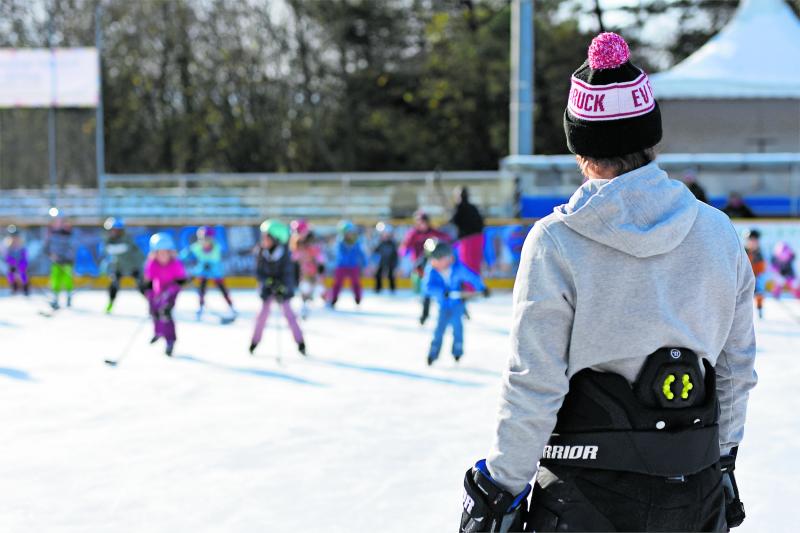 – Rund 30 Kinder haben sich am Samstagmittag bei strahlendem Sonnenschein im Eisstadion der Amperoase als Eishockeyspieler ausprobiert. Konrad Schober, der Leiter der Laufschule des EVF, bekam für die Aktion „Kids on Ice“ Unterstützung der Brucker ersten Mannschaft sowie der Brucker 1b. Spieler beider Mannschaften gingen mit aufs Eis. 