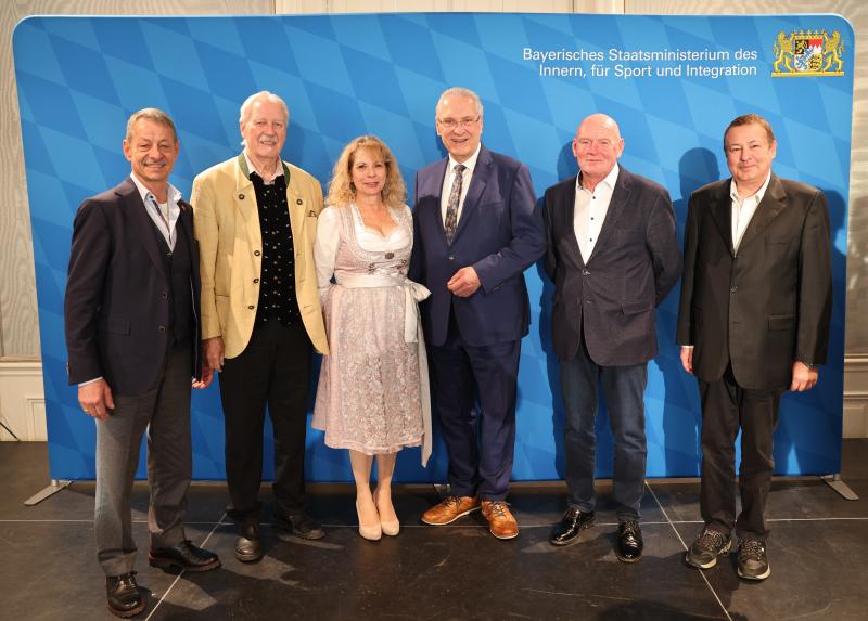 Am 30.11.2024 wurde dem SC Maisach e.V. die Sportplakette des Bundespräsidenten verliehen. In einem sehr festlichen Rahmen überreichte der Bayr. Staatsminister Joachim Hermann die Sportplakette an die amtierenden Vorstände des SC Maisach. Auch unser zweiter Bürgermeister Roland Müller ließ es sich nicht nehmen, an dieser besonderen Ehrung teilzunehmen.