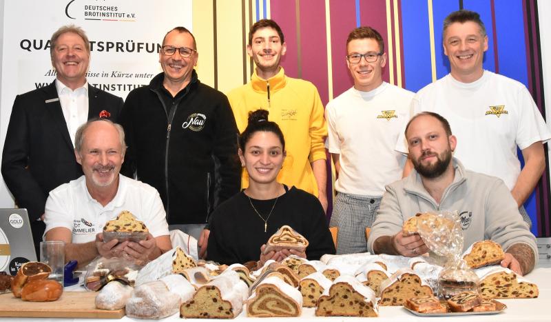 Wortwörtlich wieder im Munde zergehen ließ sich der Sachverständige vom Institut für Qualitätssicherung von Backwaren (IQBack), Manfred Stiefel, 30 verschiedene Proben an Stollen, Lebkuchen und Plätzchen, mit viel Mühe hergestellt von sechs Landkreisbäckereien.