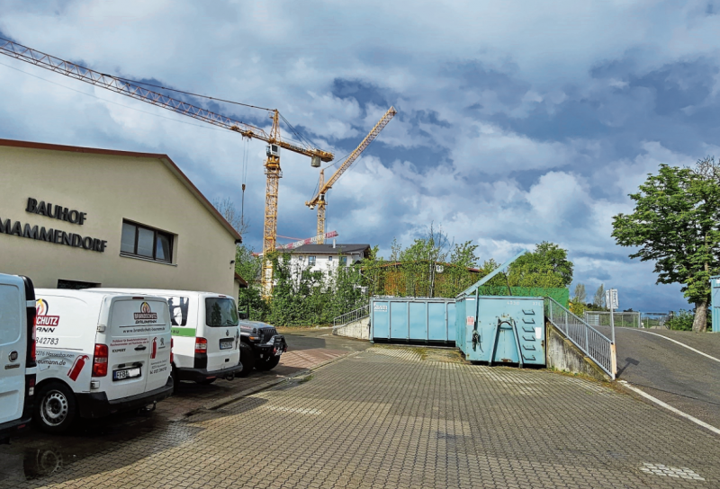 Aufgrund des Umzuges des Bauhofes der Gemeinde Mammendorf wurde dem AWB das Grundstück des Wertstoffhofes Mammendorf sowie der dort angrenzende bisherige Bauhof zum Kauf angeboten. Das Gelände umfasst 8114 m². Der Kreistag hat dem Ankauf zugestimmt, da es für den AWB eine einmalige Gelegenheit ist, den Wertstoffhofstandort dauerhaft zu sichern und auf dem ehemaligen Bauhofgelände seinen eigenen Betriebshof zu betreiben. 