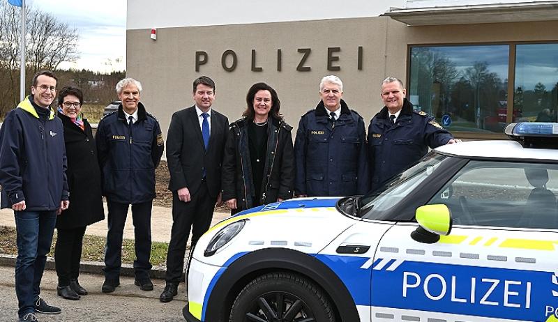 Zahlreiche Gäste aus Politik, Wirtschaft und diverser Polizeistationen waren jüngst zur Einweihung des neuen Gebäudes für die PI Gauting gekommen. Im Herbst 2022 erfolgte auf einem Grundstück an der Pentenrieder Straße 1, das bereits in Besitz des Freistaates Bayern war, der Spatenstich.
