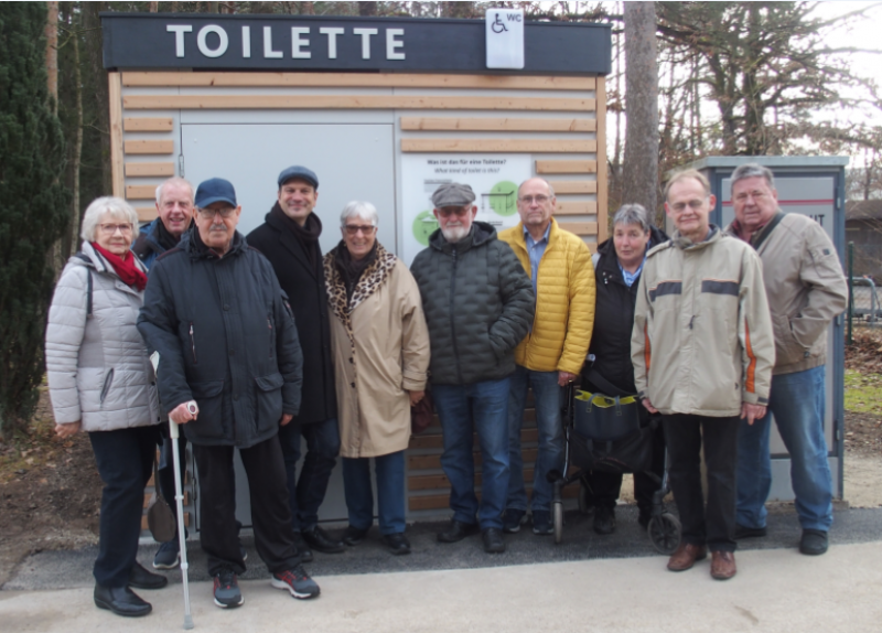  Zufriedenheit signalisierten alle Beteiligten, darunter Mitglieder des Seniorenbeirats und des Beirats für Menschen mit Behinderung: der lang gehegte Wunsch einer weiteren barrierefreien Toilette auf dem Waldfriedhof ging jetzt in Erfüllung. Sie befindet sich im westlichen Teil unmittelbar nach dem Eingang vom Parkplatz an der Landsberger Straße, sodass die Besucher im Falle des Falles, wenn die Blase einmal drückt, nun nicht mehr den weiten Weg bis zur Aussegnungshalle zurücklegen müssen.