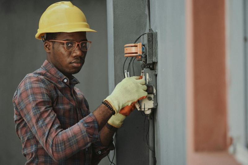 Die Elektroinstallation ist ein entscheidender Aspekt beim Hausbau. Sie bildet die technische Grundlage für ein modernes und sicheres Zuhause, wobei professionelle Elektriker unverzichtbar sind, um Risiken zu minimieren und optimale Lösungen zu gewährleisten. Von der Planung über die Installation bis hin zur Wartung spielt der Elektriker eine zentrale Rolle. 