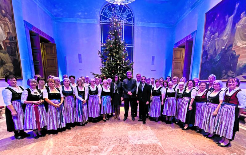 Die adventliche Feier der CSU-Landtagsfraktion am 4. Dezember hat der Landfrauenchor aus Fürstenfeldbruck musikalisch umrahmt, auch den vorher stattfindenden ökumenischen Gottesdienst in der alten Haidhauser Kirche. Auf Vorschlag des Landtagsabgeordneten für den Stimmkreis Fürstenfeldbruck-Ost Benjamin Miskowitsch wurden die singenden Landfrauen von der CSU-Landtagsfraktion eingeladen.