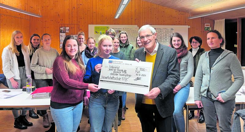 – Im Rahmen des Tags der offenen Tür zur 100-Jahrfeier der Hauswirtschaftsschule Fürstenfeldbruck haben die engagierten Studierenden selbstgebackene Kuchen verkauft. Der Erlös von 1.000 Euro aus diesem Verkauf kommt dem Verein der Freunde der Kreisklinik Fürstenfeldbruck zugute und wurde nun feierlich in Form eines Schecks übergeben. Der Verein unterstützt u. a. die Palliativstation des Klinikums Fürstenfeldbruck.