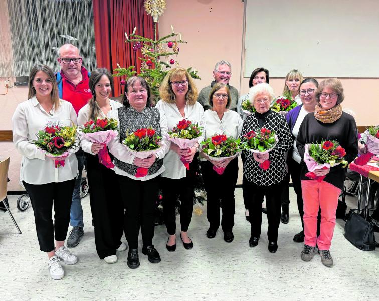 Olching – Rund 90 Senioren folgten der Einladung zur traditionellen Weihnachtsfeier der Olchinger Aktivsenioren und füllten den Saal im Olchinger Rathaus mit festlicher Stimmung und fröhlichem Beisammensein.