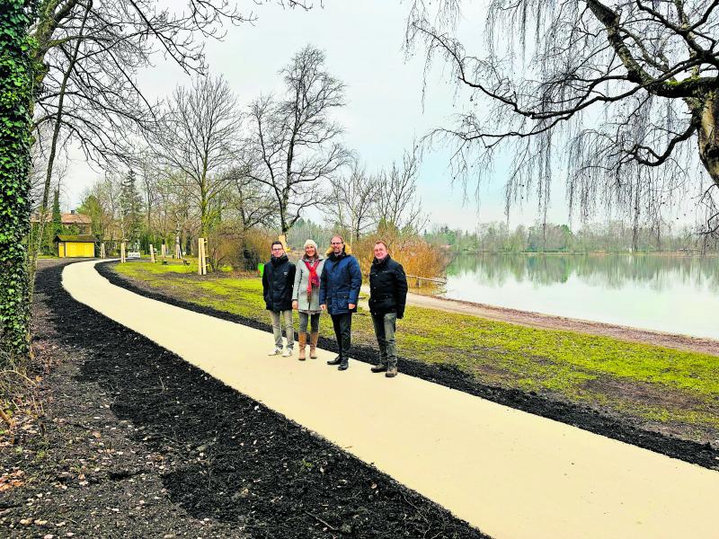 Der neue Weg mit wassergebundener Oberfläche am Nordostufer des Olchinger Sees ist fertiggestellt. Der alte Betonweg und der Betonkeil direkt am Ufer werden bis Ende Februar 2025 abgebaut. Das Ufer wird dann so natürlich gestaltet wie die übrigen Uferabschnitte am See. Das Ufer wird mit Kies befestigt und mit Sand aufgeschüttet.