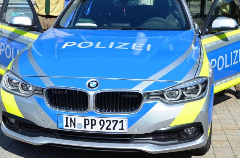 Am Samstag, den 30. November erschien ein 73-jähriger Fürstenfeldbrucker bei der Polizei Fürstenfeldbruck und meldete einen Unfall, den er am 25. November gegen 17.45 Uhr verursacht hatte. Er befuhr zu diesem Zeitpunkt mit seinem roten Peugeot die Puchermühlstraße und touchierte mit seiner rechten Fahrzeugseite ein am rechten Fahrbahnrand geparktes Fahrzeug. Der Peugeot wurde dadurch an den kompletten rechten Seite beschädigt. 