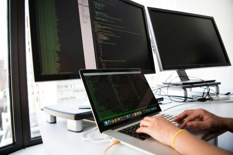 IT-Dienstleister haben sich als zentrale Akteure in der digitalen Transformation etabliert. Dabei unterstützen sie Unternehmen bei der Anpassung an technologische Veränderungen und kompensieren knappe interne Ressourcen, wodurch ihre Rolle für die Wettbewerbsfähigkeit zunehmend an Bedeutung gewinnt.