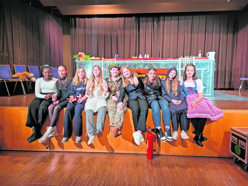 In nur einer Schulwoche Anfang Dezember bereiteten fünf Schülerinnen der Realschule und vier Schülerinnen der Mittelschule gemeinsam eine Theateraufführung zum Thema gesunde Ernährung vor. 