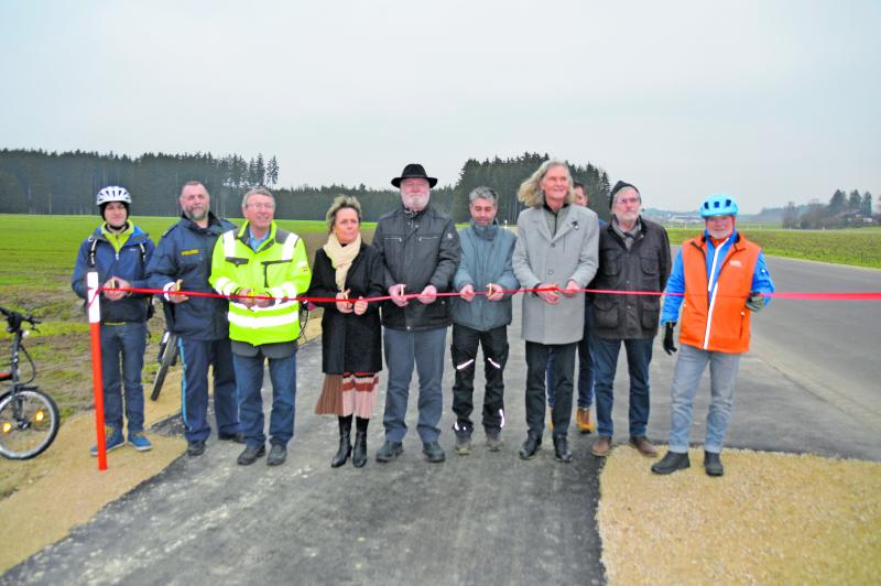 Eine neue Radwegeverbindung gibt es ab sofort zwischen Unterschweinbach und Oberweikertshofen. Stellvertretende Landrätin Martina Drechsler hat am 12. Dezember gemeinsam mit Bürgermeister Martin Obermeier den rund einen halben Kilometer langen Abschnitt des Geh- und Radweges zwischen Unterschweinbach und Oberweikertshofen für den Verkehr freigegeben. 