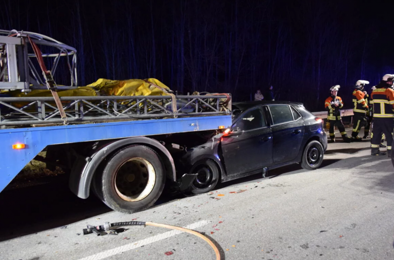 u einem schweren Unfall kam es gestern Abend auf der B471, kurz nach der AS DAH/FFB in Richtung Fürstenfeldbruck. Aus uns unbekannter Ursache prallte ein PKW in das Heck eines LKWs. Der Fahrer des Fahrzeugs wurde dabei verletzt und nach einer Erstversorgung durch Einsatzkräfte der Feuerwehr mit einem Rettungswagen in ein Krankenhaus transportiert.