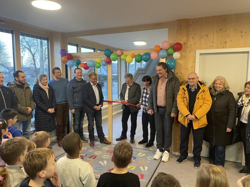 Am Montag 13. Januar, öffnete der neue Allinger Kindergarten erstmals. In der vergangenen Woche zog das Kindergarten-Team vom alten Kindergarten-Gebäude in die neuen Räume. Bürgermeister Joachimsthaler bedankte sich beim gesamten Kindergarten-Team: „Sie haben den Umzug in hervorragender Zusammenarbeit, top organisiert und engagiert gestemmt!“ Bei den Eltern bedankte er sich ebenfalls - denn sie hatten den Umzug unterstützt.