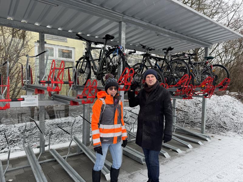 Kurz vor Weihnachten wurden die Bauarbeiten für 60 neue Fahrradständer am Bahnhof Buchenau fertiggestellt. Dieses Projekt der Bike+Ride-Offensive der Deutschen Bahn wird im Rahmen der Nationalen Klimaschutzinitiative vom Bundesministerium für Wirtschaft und Klimaschutz gefördert. Mit diesem „Weihnachtsgeschenk“ haben die Brucker Bürgerinnen und Bürger nun die Möglichkeit, ihr Fahrrad direkt an dem Geh- und Radweg neben den Gleisen sicher abzustellen.