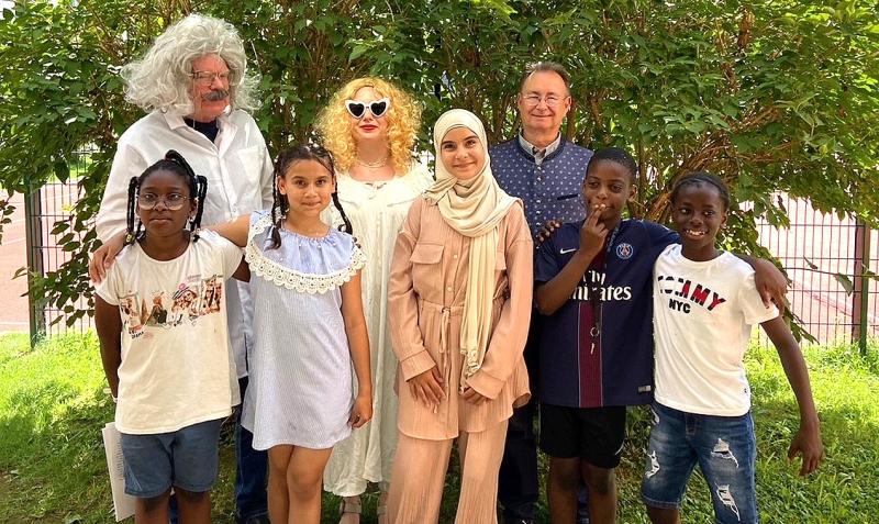 Mit „kaum zu glauben“ könnte man die Erfolgsgeschichte des Gilchinger Vereins „Integrationshilfe für ausländische Kinder und Jugendliche“ titeln. Seit nunmehr 35 Jahren werden dort Schüler aus aller Herren Länder aufgenommen und schulisch unterstützt sowie auch mit viel Engagement in so manch‘ bayerische Gepflogenheiten eingeweiht. 