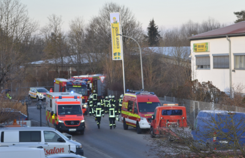  Heute Vormittag kam es zu einer Explosion bei einem Alteisenhändler in der Hasenheide. Die Detonation war im Umkreis von 10 km hörbar. Momentan sind viele Einsatzkräfte vor Ort. Nach ersten Meldungen gab es keine Toten oder Schwerverletzte. Vermutlich ist ein Alteisenschredder explodiert.