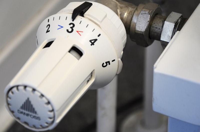 Höhere CO2-Preise, dynamische Stromtarife, strengere Regeln für Holzöfen und neue Förderbedingungen für Wärmepumpen: Die Energieberatung der Verbraucherzentrale Bayern erklärt, was sich zum Jahreswechsel geändert hat.