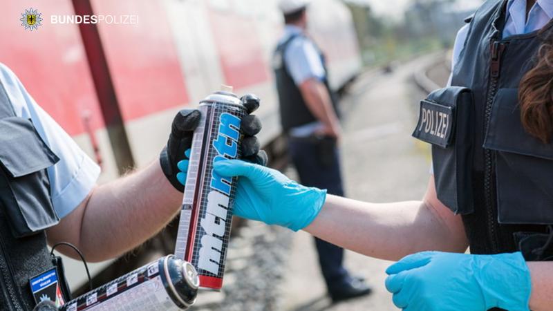 Am Sonntagabend, dem 16. Februar, wurde durch die Bundespolizei ein 50-Jähriger festgenommen, der am Rangierbahnhof Laim zahlreiche Schmierereien hinterlassen hatte. Festgestellt wurde der Mann durch Mitarbeiter der Deutsche Bahn Sicherheit.