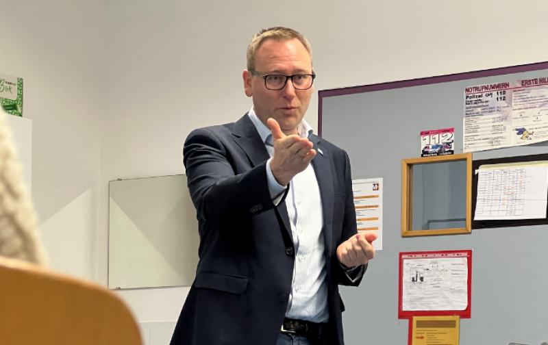 Politische Bildung steht schon lange auf dem Lehrplan der Montessori-Schule Günzlhofen und so war Anfang Februar Benjamin Miskowitsch, Landtagsabgeordneter der CSU, zu Besuch, um zwei Unterrichtsstunden in der 9. und 10. Klasse zu übernehmen. Die Themen, die die Schülerinnen und Schüler interessierten, waren breit gefächert. Es wurde über die illegale Migration, das Gendern, die Gewaltenteilung und Waffenlieferungen in die Ukraine gesprochen.