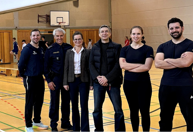 Einmal mehr lud die Polizeiinspektion Gauting (PI Gauting) im Landkreis Starnberg zu einem Sportfest ein, das im weitesten Sinne einer "polizeilichen Einstellungsprüfung" gleicht. "Dieser Test muss bestanden werden,  wenn man als Schulabgänger den Berufswunsch Polizist oder Polizistin verwirklichen möchte", erklärte Andreas Ruch, Leiter der PI Gauting. Nach einer Einstellungsprüfung in der Realschule Gauting war am Dienstag das Christoph-Probst-Gymnasium in Gilching an der Reihe. 