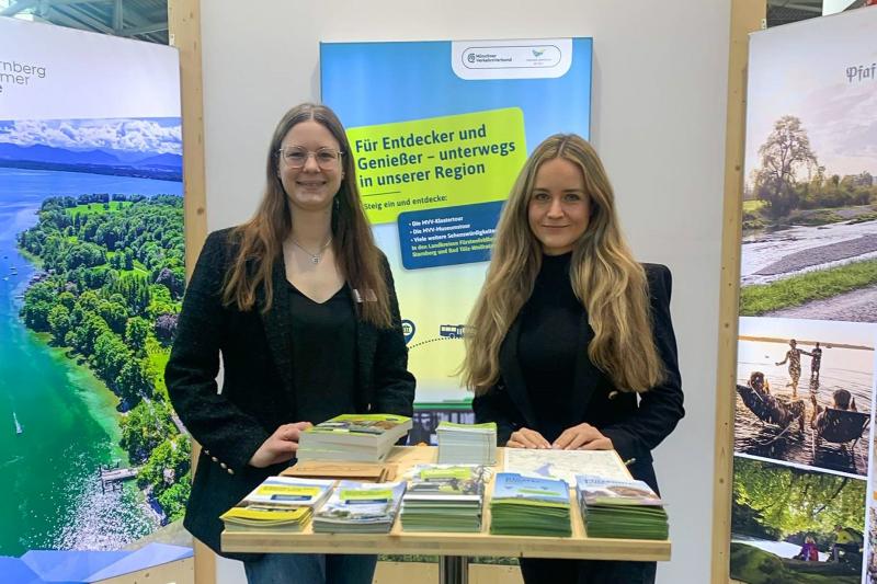 Ausflugsziele mit dem ÖPNV – darum geht es bei der neuen Flyerserie, die das Landratsamt Starnberg gemeinsam mit den Nachbarlandkreisen Fürstenfeldbruck sowie Bad Tölz-Wolfratshausen und in Zusammenarbeit mit dem Münchner Tarif- und Verkehrsverbund (MVV) im letzten Jahr ins Leben gerufen hat. Um die neuen Flyer vorzustellen, ist das Landratsamt heute auf der Münchner Freizeitmesse f.re.e am Stand von Oberbayern vertreten. „Im Freizeitbereich sehe ich noch viel Potential für den ÖPNV. Gerade in unserer Regio
