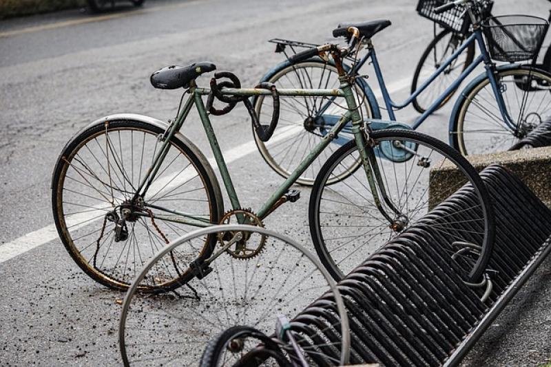 - Frech oder dreist sind fast noch zu vornehme Beschreibungen, um das Verhalten eines 17-jährigen Fahrraddiebes aus Gilching zu beschreiben, der im Zeitraum von 08.02.2025 - 11.02.2025 das Mountainbike eines 18-jährigen Gilchingers in der Landsberger Straße gestohlen hatte. Das Fahrrad mit einem Wert von ca. 600 Euro war im besagten Zeitraum mit einem Fahrradschloss an einem Fahrradstellplatz abgesperrt worden. 