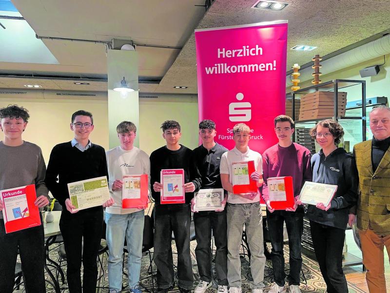 – Die 42. Spielrunde vom Planspiel Börse ist beendet. Alle Mitglieder der drei erfolgreichsten Siegergruppen im Landkreis Fürstenfeldbruck sowie die Schulleiter und betreuenden Lehrkräfte wurden am 18. Februar im Rahmen einer Feier in der Martha Pizzarei für ihren herausragenden Erfolg von der Sparkasse Fürstenfeldbruck geehrt.