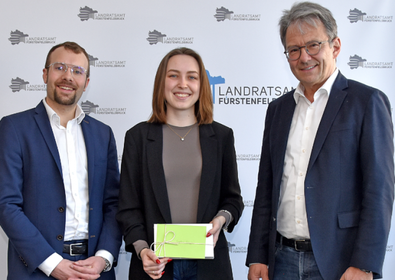 Mit Bravour hat Sophia Siegle die Ausbildung zur Verwaltungsfachangestellten im Landratsamt Fürstenfeldbruck abgeschlossen. Dank ihrer hervorragenden Leistung erreichte die 20-Jährige bei der Abschlussprüfung im November 2024 bayernweit den ersten Platz aller Teilnehmer.