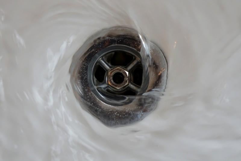 Verstopfte Abflüsse sind nicht nur ärgerlich, sondern können auch teure und aufwendige Reparaturen nach sich ziehen. Oft entstehen sie schleichend durch alltägliche Gewohnheiten – Essensreste in der Spüle, Haare im Duschabfluss oder Kalkablagerungen in den Rohren. Doch mit einfachen Maßnahmen lassen sich viele dieser Probleme vermeiden. Welche Methoden helfen, Rohre langfristig sauber und funktionsfähig zu halten?