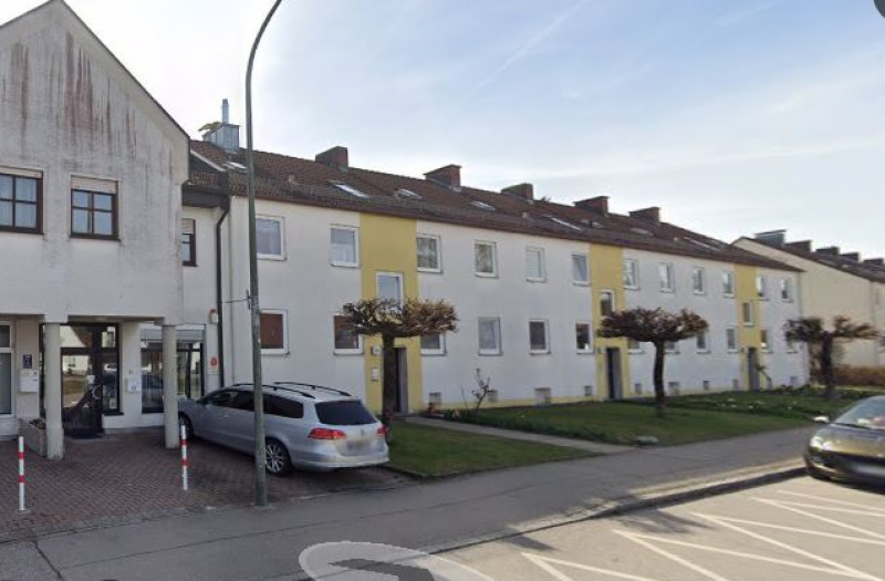 Für die Sonnenstraße entlang der so genannten Dornier-Siedlung in Gilching ist eine komplette Neu- und Umgestaltung geplant. Unter Federführung der Wohnungsgenossenschaft Fünf-Seen-Land sollen die drei lang gestreckten und sichtlich maroden Gebäude abgerissen werden. Neu geplant sind sieben verkürzte mit je drei Stockwerken. Mit Baubeginn wird frühestens Ende 2026 gerechnet. 
