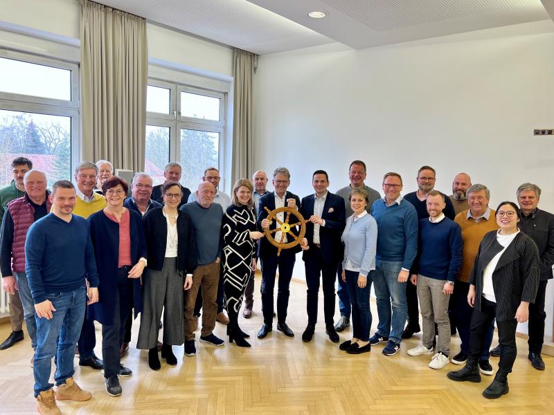 Die CSU-Kreistagsfraktion hat sich im Rahmen einer Klausurtagung intensiv mit den zentralen Zukunftsthemen für den Landkreis Fürstenfeldbruck auseinandergesetzt. Die Mitglieder der Fraktion verbrachten zwei gemeinsame Tage im Kloster Sankt Ottilien, um die programmatischen Weichen für die Kommunalwahl 2026 zu stellen.