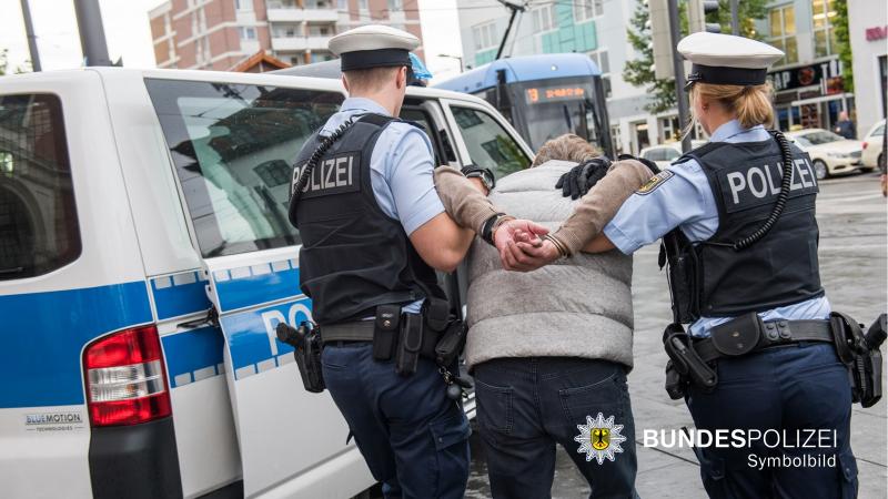 Nachdem ein 29-Jähriger in einer S-Bahn der Linie 4 ohne gültigen Fahrausweis von einem Kontrolleur angetroffen wurde, weigerte er sich, seine Personalien anzugeben. Die Situation eskalierte derart, dass der Fahrscheinlose den DB-Mitarbeiter in den Schwitzkasten nahm und bis zur Bewusstlosigkeit würgte.