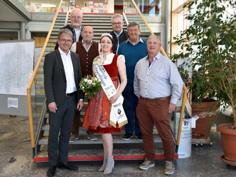 Auf Einladung von Landrat Thomas Karmasin und Obermeister der Metzger-Innung Fürstenfeldbruck Bernhard Huber wurde Sophie Braumiller im Rahmen eines Weißwurstessen im Landratsamt zur Wahl zur Weißwurstkönigin gratuliert.                                        