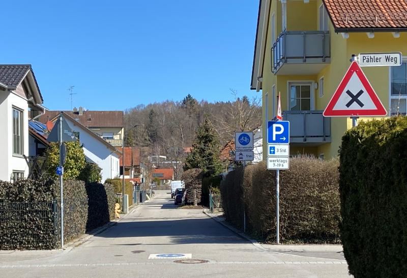 In der Ausschusssitzung für Umwelt und Verkehr erklärte Stefanie Obermair vom Gilchinger Ordnungsamt, dass künftig die Zufahrt für Pkws über die Römerstraße sowie den Starnberger Weg in die Kiltrahinger Straße verboten ist.