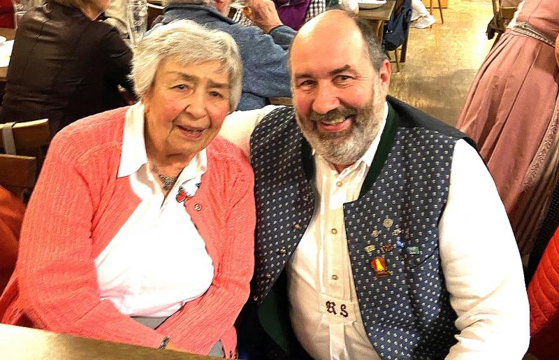 – Obwohl Hermine Seeger ihren 85sten Geburtstag bereits gefeiert hat, ist die gebürtige Gilchingerin auch dann unterwegs, wenn es wo anders etwas zu feiern oder zu organisieren gibt. Zuletzt traf man sie beim Gstanzl- und Couplet-Singen der Volksmusikfreunde Geisenbrunn, in dessen Vorstand sie als langjährige Beirätin die Geschicke des Vereins mit lenkt. Die Liste ihrer Aktivitäten ist lang. „Ja mei, man muaß halt unter d’Leit, damit man geistig fit bleibt“, betont Seeger.