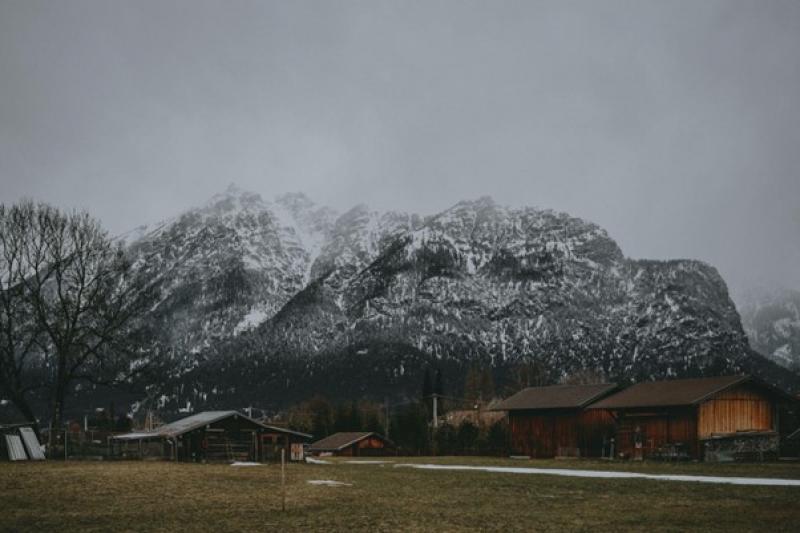 Hütten vor einer Bergkette