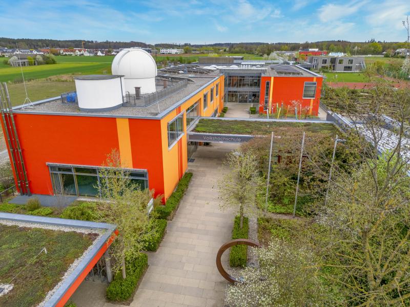 Dass an der Volkshochschule nicht nur Sprach- Gesundheits- und Kreativkurse angeboten werden, hat sich bereits herumgesprochen. „Wir haben auch ein vielfältiges Angebot für Familien und Kinder, das haben viele Menschen gar nicht so sehr auf dem Schirm“, meint die Leiterin Liane Apel. Programmieren lernen, 3-D-Druck, frühes Forschen oder Nähen sind beispielsweise Kursangebote für Kinder.