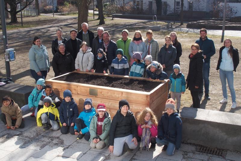 Verantwortlichen, Sponsoren und Kindern aus der Grundschule Mitte und der Stiftung Kinderhilfe. 