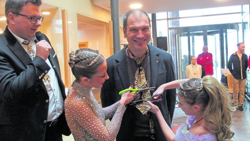 – Dem Rathauschef die Krawatte stutzen, das darf sich nur einmal im Jahr eine ausgewählte Bürgerschaft erlauben. Traditionell am Unsinnigen Donnerstag (Weiberfasching) ging dies heuer allerdings zum ersten Mal im Rathausfoyer vonstatten: die zarten Händen der Faschingsprinzessinnen Kimberly I. (li.) und Nele I. (re.) machten sich dort mit zwei Scheren ans Werk.