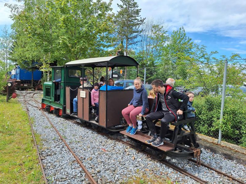 Nach einem starken Besucherjahr 2024 beginnt am 4.Mai 2025 von 10 bis 17 Uhr die Feldbahn-Museums-Saison mit einem Fahrtag im Feldbahnmuseum am Bahnhof Fürstenfeldbruck.