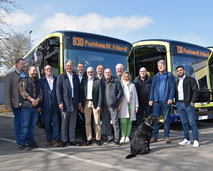 Die neuen E-Busse sind da. In Kürze verkehren auf der MVV-Regionalbuslinie 830 zwischen Puchheim, Gröbenzell und Lochhausen insgesamt fünf neue Fahrzeuge mit alternativem Antrieb.