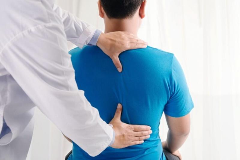 Ein Physiotherapeut behandelt einen Mann.